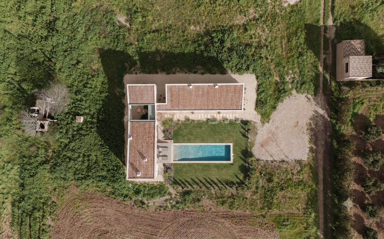 Can Nati aus der Vogelperspektive — Haus, Patio und Pool inmitten von 16.000 m² Land